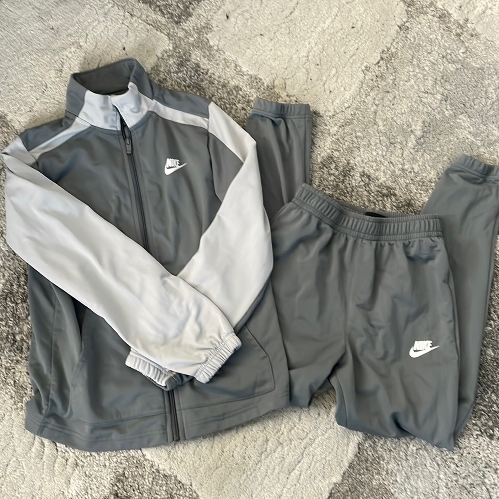 Boys Nike size large Nike sweat suit. Wore only once in excellent condition.